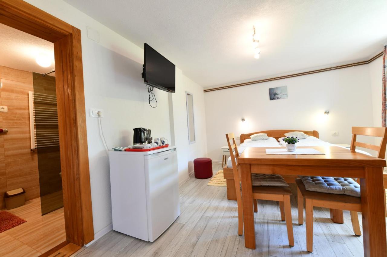 Apartment And Rooms Ivancica Selište Drežničko Extérieur photo